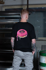 Lade das Bild in den Galerie-Viewer, .oimls - pink donut shirt black
